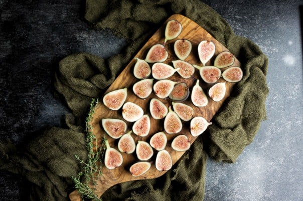 figs cut in half on a cutting board