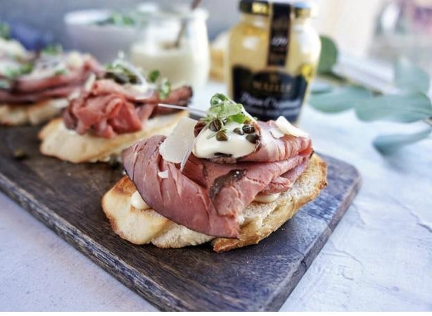 roast beef crostini with dijon horseradish sauce