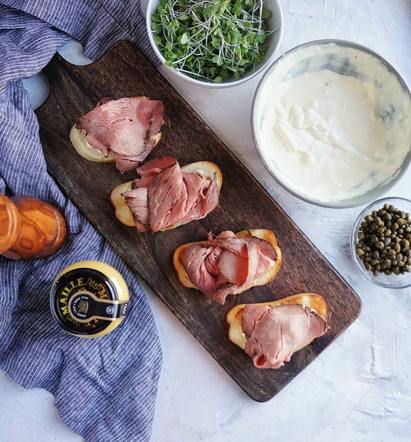 Need a simple yet elegant holiday appetizer? Look no further than this easy to make Roast Beef Crostini, perfect for parties! Topping crostini with roast beef