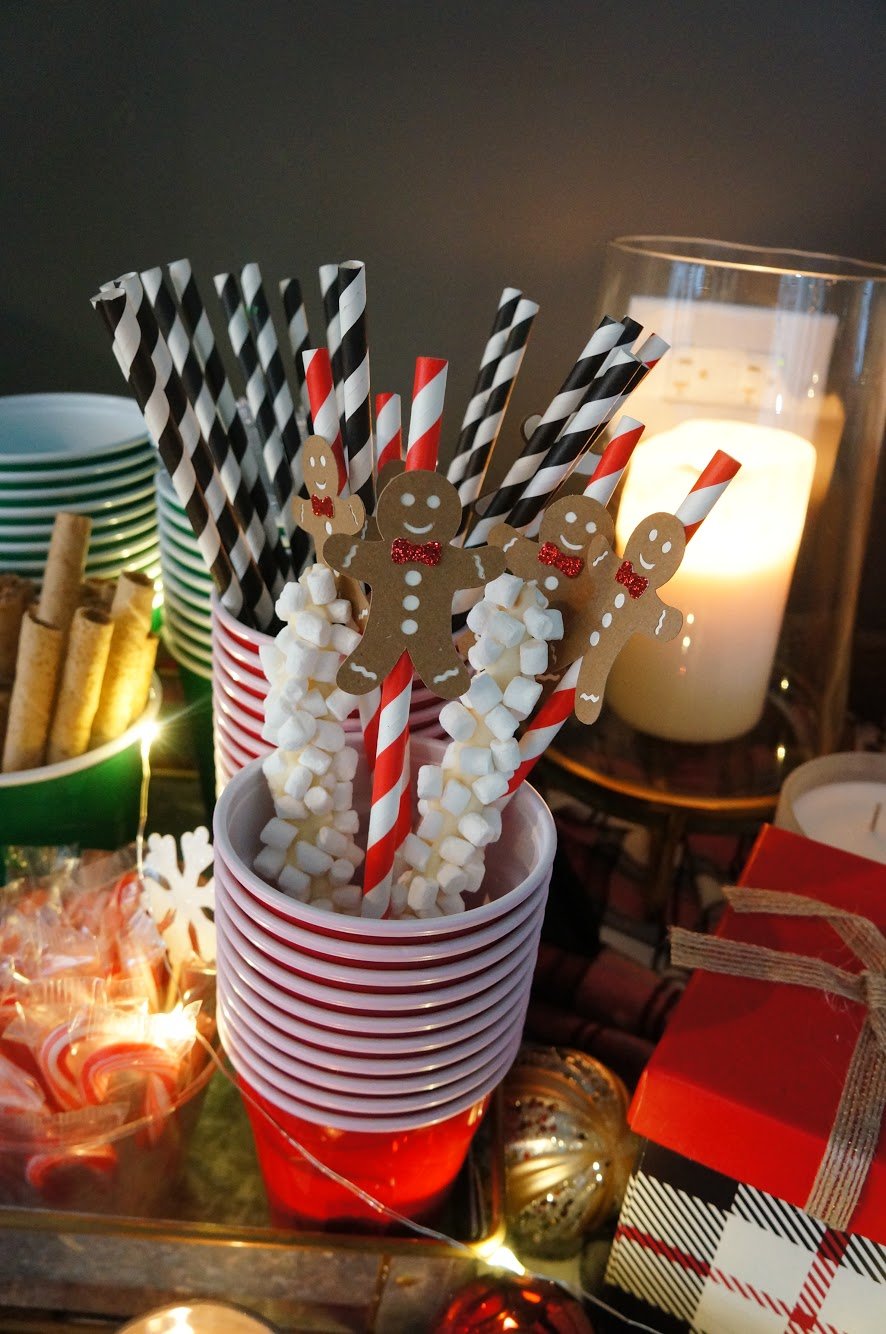 gingerbread man straws at hot cocoa bar