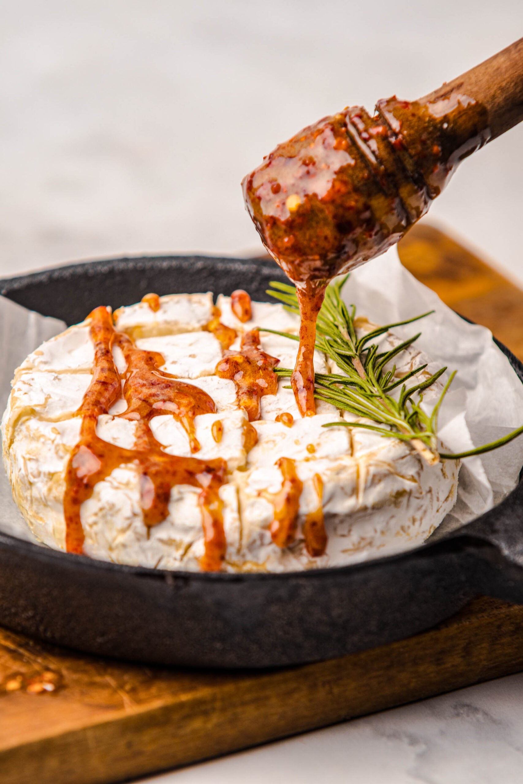 Close-up of a wheel of Camembert cheese in a cast-iron skillet, topped with fresh rosemar...]]></description>
                <pubDate>Thu, 23 Oct 2025 16:23:23 +0200</pubDate>
                <guid isPermaLink=